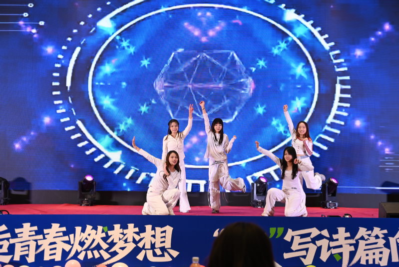  “械”逅青春燃梦想，“数”写...
