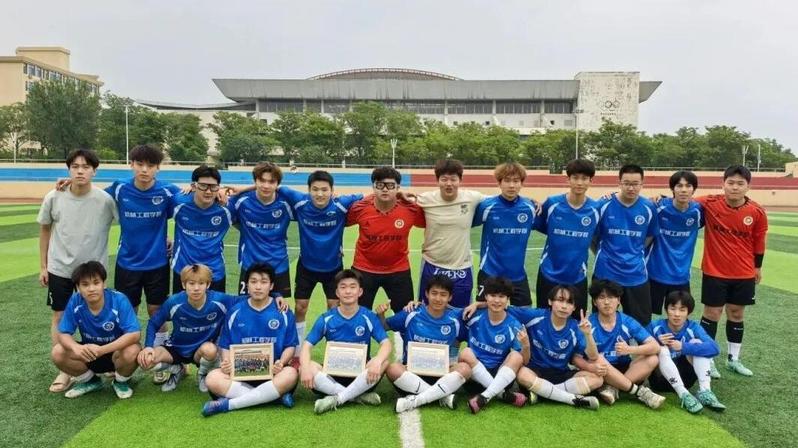 驰骋绿茵勇争先 凝心聚力拔头筹...