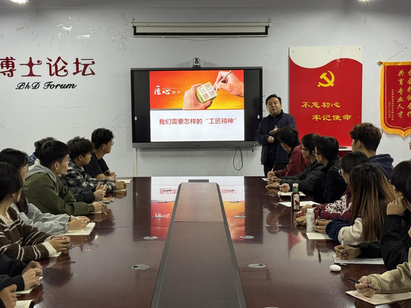 边炳传为入党积极分子讲授党课